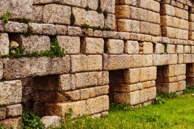 Türkiye 'nin Mugla kentindeki Bafa Gölü Latmos antik kentinde taş duvar harabeleri, sakin turizm beldesi