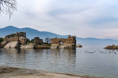 Türkiye 'nin Mugla kentindeki Bafa Gölü' nde küçük bir ada. Turistik yolların dışında Latmos kasabası Herakleia harabeleri var.