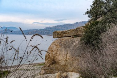 Mugla 'daki Bafa Gölü çevresinde inanılmaz volkanik kaya oluşumları, hindi