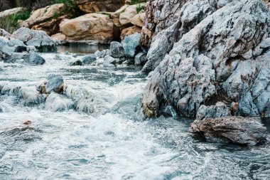 Dalyan Türkiye 'de volkanik taş oluşumları arasında termal su yayılıyor.