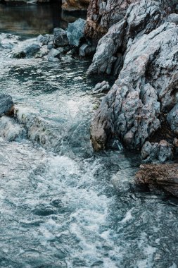 Dalyan Türkiye 'de volkanik taş oluşumları arasında termal su yayılıyor.