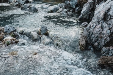 Dalyan Türkiye 'de volkanik taş oluşumları arasında termal su yayılıyor.