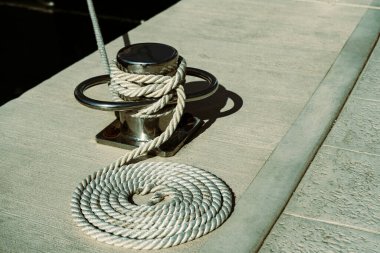 Rıhtıma bağlı yelkenli ya da motorlu yat ya da yelkenli halatları.