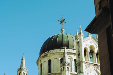 Herceg Novi, Karadağ - Adriyatik kıyıları gizli mücevher, küçük kasaba nüfusu taş evler, kırmızı çatılar, kule manzaralı