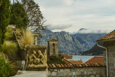 muhteşem manzaralı çatılar, dağlar ve deniz, mongro 'daki taş evler arasında.