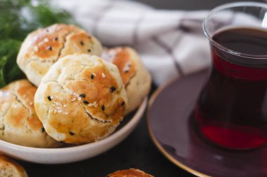 Ev yapımı Türk hamur tatlısı dereotlu, siyah susamlı ya da kimyonlu, kahvaltıda ya da öğle arasında çay ile servis edilir.