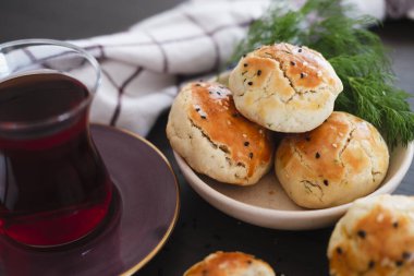Ev yapımı Türk hamur tatlısı dereotlu, siyah susamlı ya da kimyonlu, kahvaltıda ya da öğle arasında çay ile servis edilir.