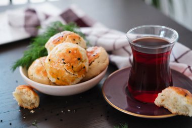 Ev yapımı Türk hamur tatlısı dereotlu, siyah susamlı ya da kimyonlu, kahvaltıda ya da öğle arasında çay ile servis edilir.