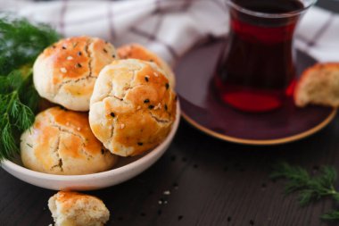 Ev yapımı Türk hamur tatlısı dereotlu, siyah susamlı ya da kimyonlu, kahvaltıda ya da öğle arasında çay ile servis edilir.