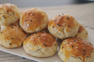 Dereotlu, siyah susamlı ya da kimyonlu Türk usulü hamur tatlısı. Koyu masa ve masa örtüsünde servis edilen ev yapımı aperatif.