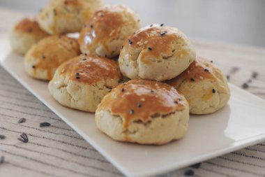 Türk usulü tatlı pogaca dereotu ve siyah susam veya kimyon, ev yapımı hızlı atıştırmalık.