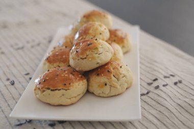 Dereotlu, siyah susamlı ya da kimyonlu Türk usulü hamur tatlısı. Koyu masa ve masa örtüsünde servis edilen ev yapımı aperatif.