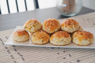 Dereotlu, siyah susamlı ya da kimyonlu Türk usulü hamur tatlısı. Koyu masa ve masa örtüsünde servis edilen ev yapımı aperatif.