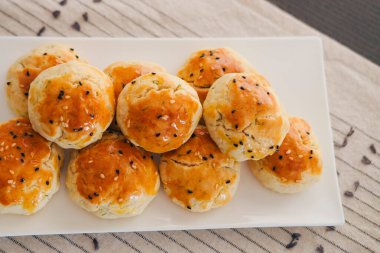 Dereotlu, siyah susamlı ya da kimyonlu Türk usulü hamur tatlısı. Koyu masa ve masa örtüsünde servis edilen ev yapımı aperatif.