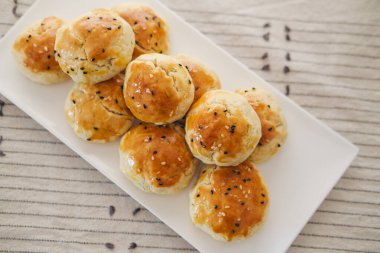 Türk usulü tatlı pogaca dereotu ve siyah susam veya kimyon, ev yapımı hızlı atıştırmalık.