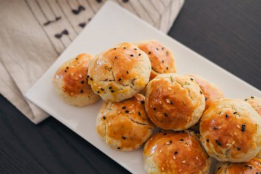 Türk usulü tatlı pogaca dereotu ve siyah susam veya kimyon, ev yapımı hızlı atıştırmalık.