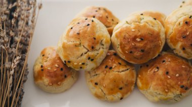 Türk usulü tatlı pogaca dereotu ve siyah susam veya kimyon, ev yapımı hızlı atıştırmalık.