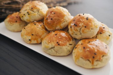 Türk usulü tatlı pogaca dereotu ve siyah susam veya kimyon, ev yapımı hızlı atıştırmalık.