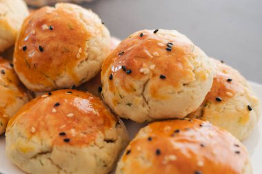 Türk usulü tatlı pogaca dereotu ve siyah susam veya kimyon, ev yapımı hızlı atıştırmalık.