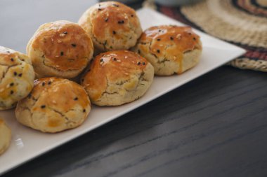 Türk usulü tatlı pogaca dereotu ve siyah susam veya kimyon, ev yapımı hızlı atıştırmalık.