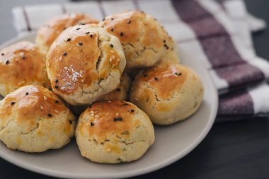 Türk usulü tatlı pogaca dereotu ve siyah susam veya kimyon, ev yapımı hızlı atıştırmalık.