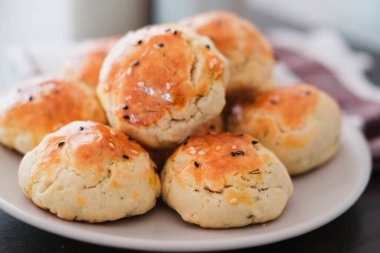 Türk usulü tatlı pogaca dereotu ve siyah susam veya kimyon, ev yapımı hızlı atıştırmalık.