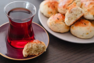 Ev yapımı Türk hamur tatlısı dereotlu, siyah susamlı ya da kimyonlu, kahvaltıda ya da öğle arasında çay ile servis edilir.