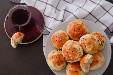 Ev yapımı Türk hamur tatlısı dereotlu, siyah susamlı ya da kimyonlu, kahvaltıda ya da öğle arasında çay ile servis edilir.