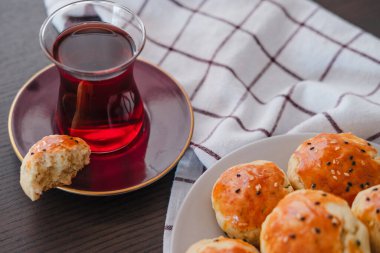 Ev yapımı Türk hamur tatlısı dereotlu, siyah susamlı ya da kimyonlu, kahvaltıda ya da öğle arasında çay ile servis edilir.