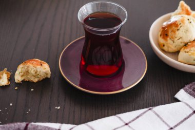 Ev yapımı Türk hamur tatlısı dereotlu, siyah susamlı ya da kimyonlu, kahvaltıda ya da öğle arasında çay ile servis edilir.