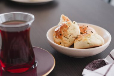 Ev yapımı Türk hamur tatlısı dereotlu, siyah susamlı ya da kimyonlu, kahvaltıda ya da öğle arasında çay ile servis edilir.