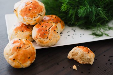 Türk usulü tatlı pogaca dereotu ve siyah susam veya kimyon, ev yapımı hızlı atıştırmalık.