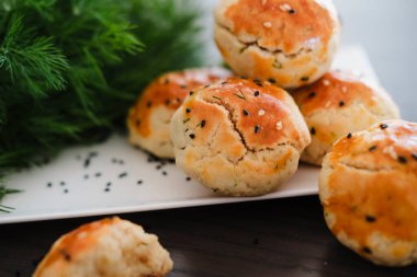 Türk usulü tatlı pogaca dereotu ve siyah susam veya kimyon, ev yapımı hızlı atıştırmalık.