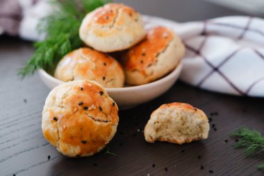 Türk usulü tatlı pogaca dereotu ve siyah susam veya kimyon, ev yapımı hızlı atıştırmalık.