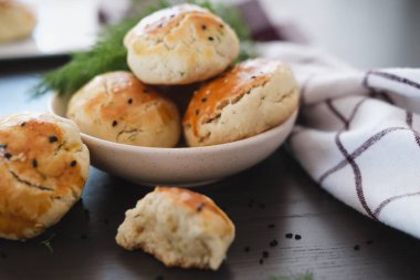Türk usulü tatlı pogaca dereotu ve siyah susam veya kimyon, ev yapımı hızlı atıştırmalık.