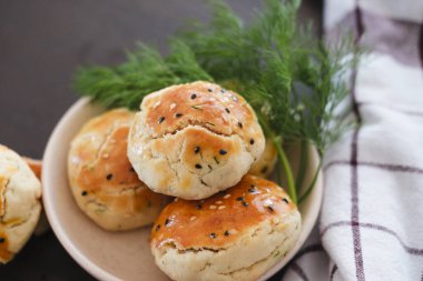 Türk usulü tatlı pogaca dereotu ve siyah susam veya kimyon, ev yapımı hızlı atıştırmalık.