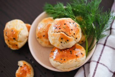 Türk usulü tatlı pogaca dereotu ve siyah susam veya kimyon, ev yapımı hızlı atıştırmalık.