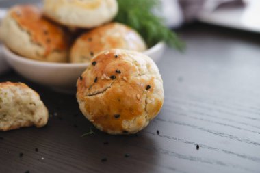 Türk usulü tatlı pogaca dereotu ve siyah susam veya kimyon, ev yapımı hızlı atıştırmalık.