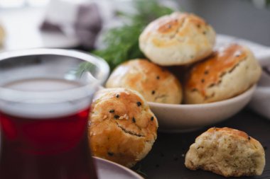 Ev yapımı Türk hamur tatlısı dereotlu, siyah susamlı ya da kimyonlu, kahvaltıda ya da öğle arasında çay ile servis edilir.