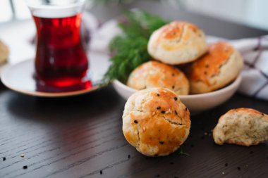Ev yapımı Türk hamur tatlısı dereotlu, siyah susamlı ya da kimyonlu, kahvaltıda ya da öğle arasında çay ile servis edilir.