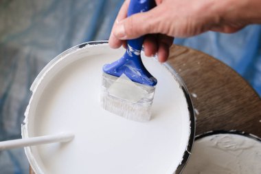 Duvar boyama projesi konsepti, boya fırçasıyla el.