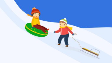 Bir çocuk kışın şişme bir yüzükle tepeden aşağı iner, diğeri kızakla yukarı çıkar.