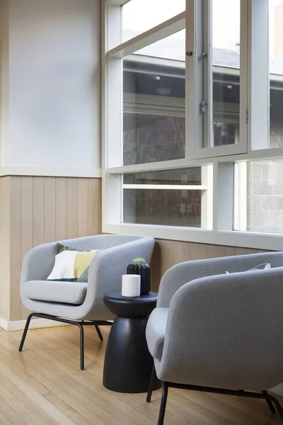 Modern evdeki gri koltuk