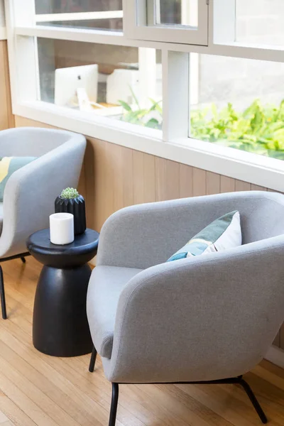 Modern evdeki gri koltuk