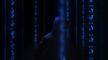 Parlak neon çizgileri ve koyu arkaplan verileri olan bir bilgisayar korsanı. İnternet ve siber saldırı kavramı