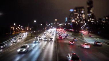 Geceleri şehirde trafik sıkışıklığı