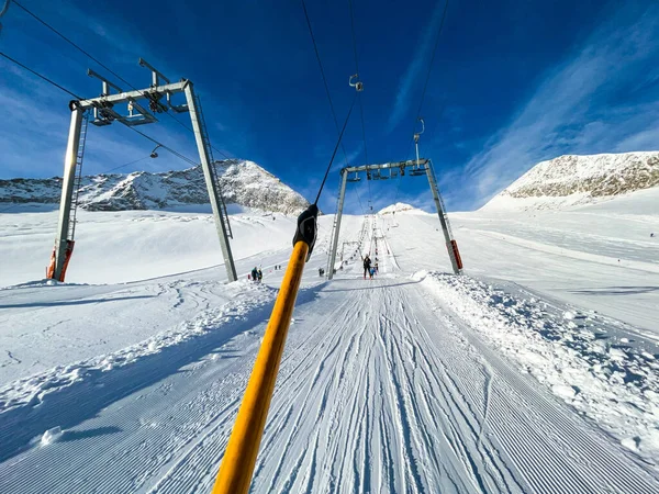 Dağların arka planında kayak kaldırma.