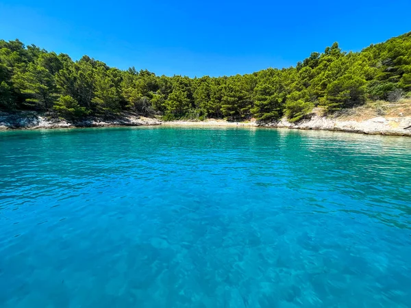 Güzel deniz ve mavi gökyüzü. hindi