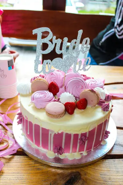 Kremalı ve böğürtlenli pembe ve beyaz çikolatalı pasta.