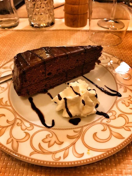 Kremalı ve fındıklı çikolatalı pasta